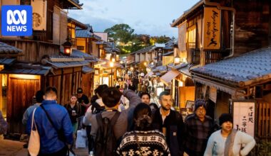 Australian dollar reaches '40-year high' against Japan's yen, as cheap holidays fuel tourism surge