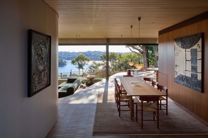 A fluid sequence of living spaces gradually reveals the harbour view. Artworks (L–R): James Drinkwater, Jordy Kerwick.