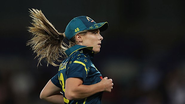 Sophie Molineux of Australia fields during game two of the Women's T20 International series between Australia and India.