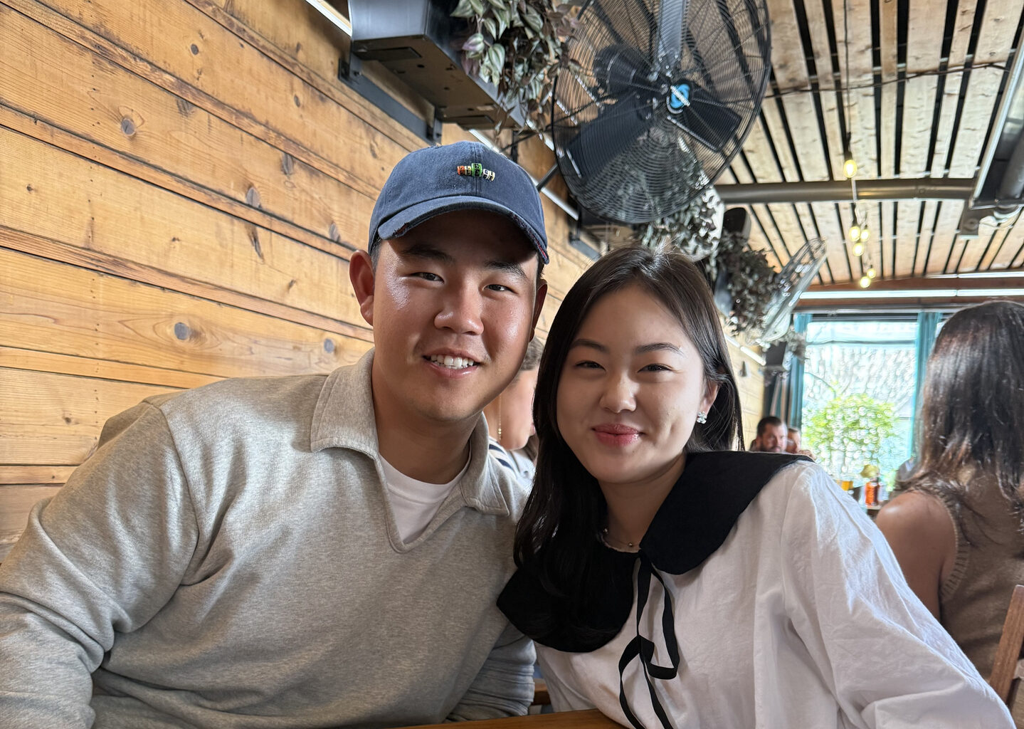 PGA golf player Kim Joo-hyung, left, poses with his wife. [JOONGANG ILBO]