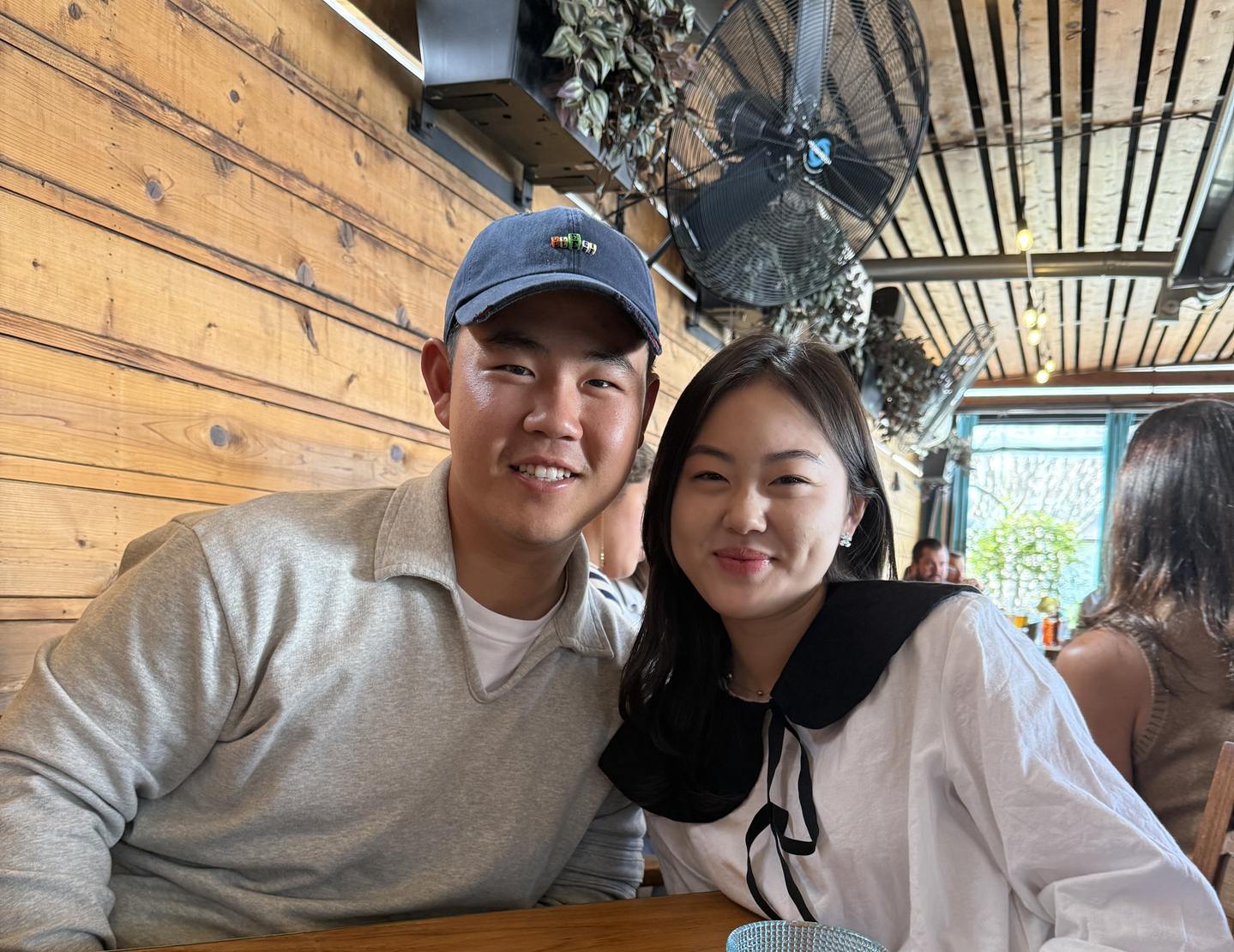 PGA golf player Kim Joo-hyung, left, poses with his wife. [JOONGANG ILBO]