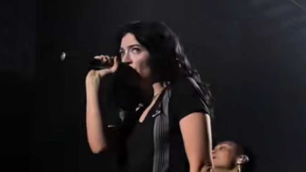 Lorde strips down to underwear at Sydney stop of Ultrasound World Tour