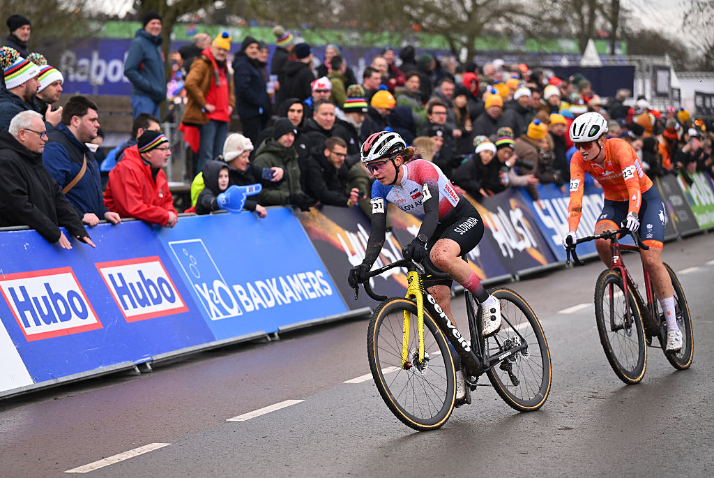 HULST, NETHERLANDS - FEBRUARY 01: (L-R) Viktoria Chladonova of Slovakia and Leonie Bentveld of Netherlands compete during 77th UCI Cyclo-Cross World Championships 2026 - Women&amp;apos;s U23 / #UCIWWT / on February 01, 2026 in Hulst, Netherlands. (Photo by Luc Claessen/Getty Images)