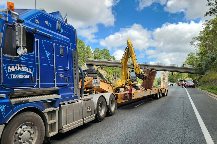 Bruce Highway blocked after excavator strikes bridge on Sunshine Coast