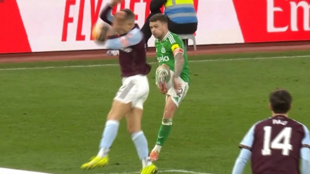 Lucas Digne clearly handles the ball inside the box, but the referee awards a free-kick instead of a penalty.