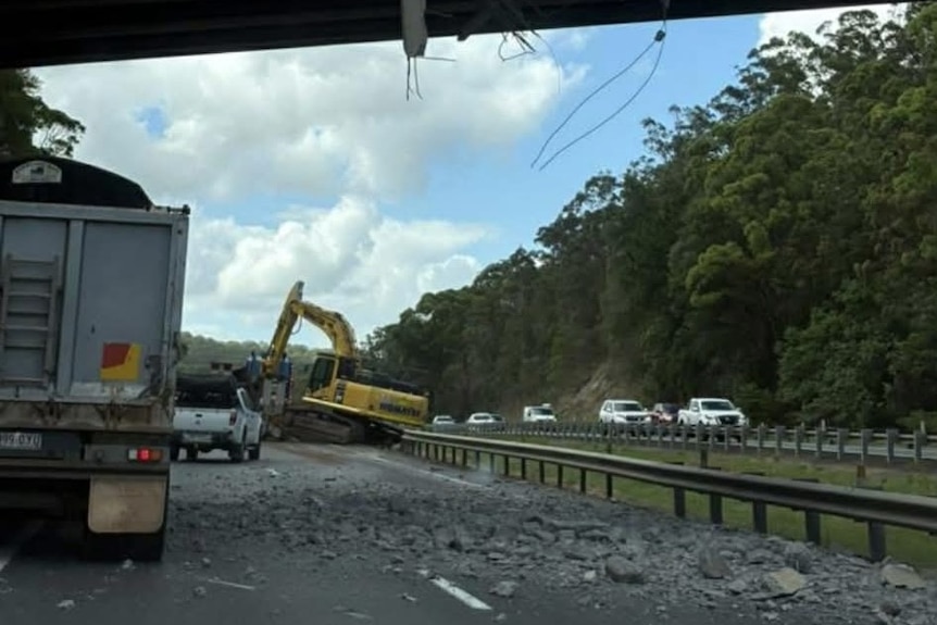 Excavator strikes bridge blocking Bruce Highway, Sunshine Coast 
