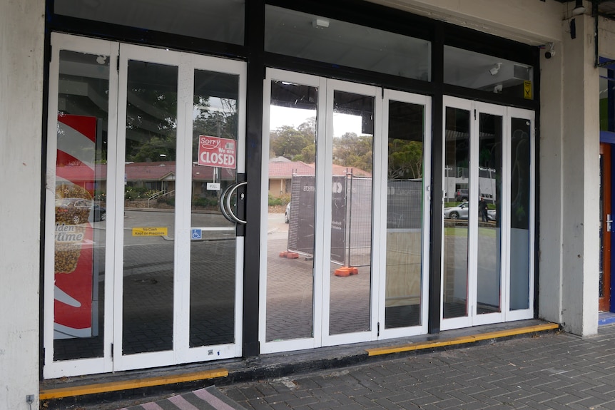 A shop front with a closed sign