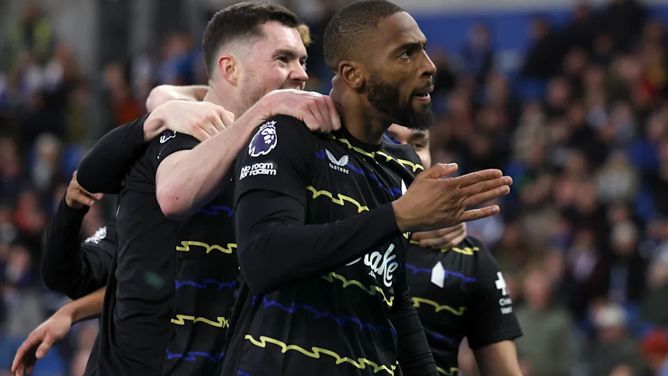 Furious Moyes fumes at booking