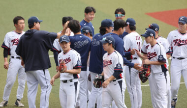 Members of the Korean national baseball team react after a scrimmage against the Kia Tigers at Kadena Baseball Stadium in Kadena, Japan, on Feb. 24. [YONHAP]