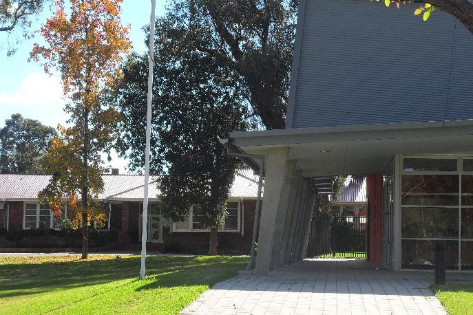 A courtyard and buildings at Eastern Hills Senior High School.