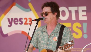 'Here for the music mate': Powderfinger singer Bernard Fanning heckled by Sydney crowd member over 'pumpkin' anti-Trump comment