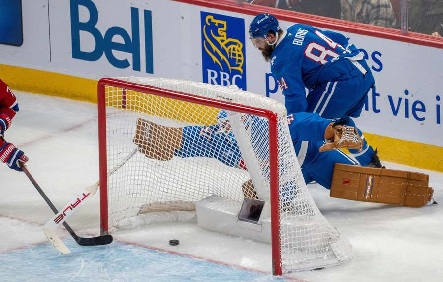 Wedgewood couldn’t reach this puck.