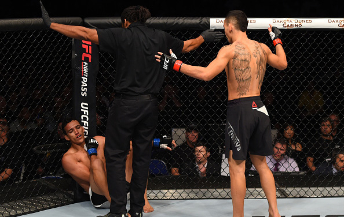 Charles Oliveira vs Max Holloway 2015