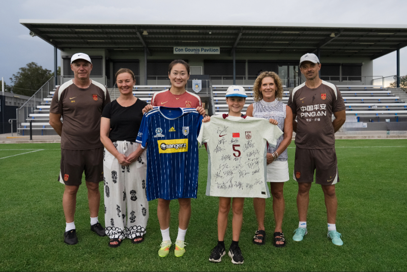 Chinese women's team coaches and captain with Cr Winney-Baartz, Sophia Provost from Newcastle Olympic and City of Newcastle's Lynn Duffy