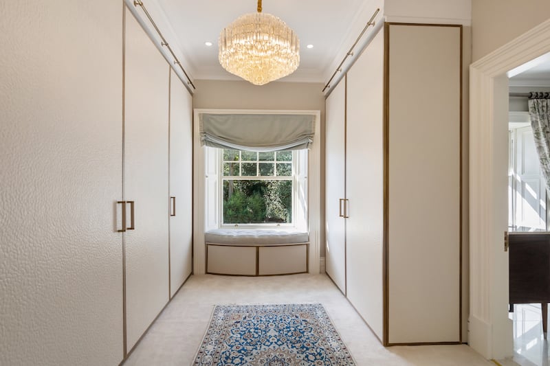 Main bedroom with walk-in dressingroom and en suite