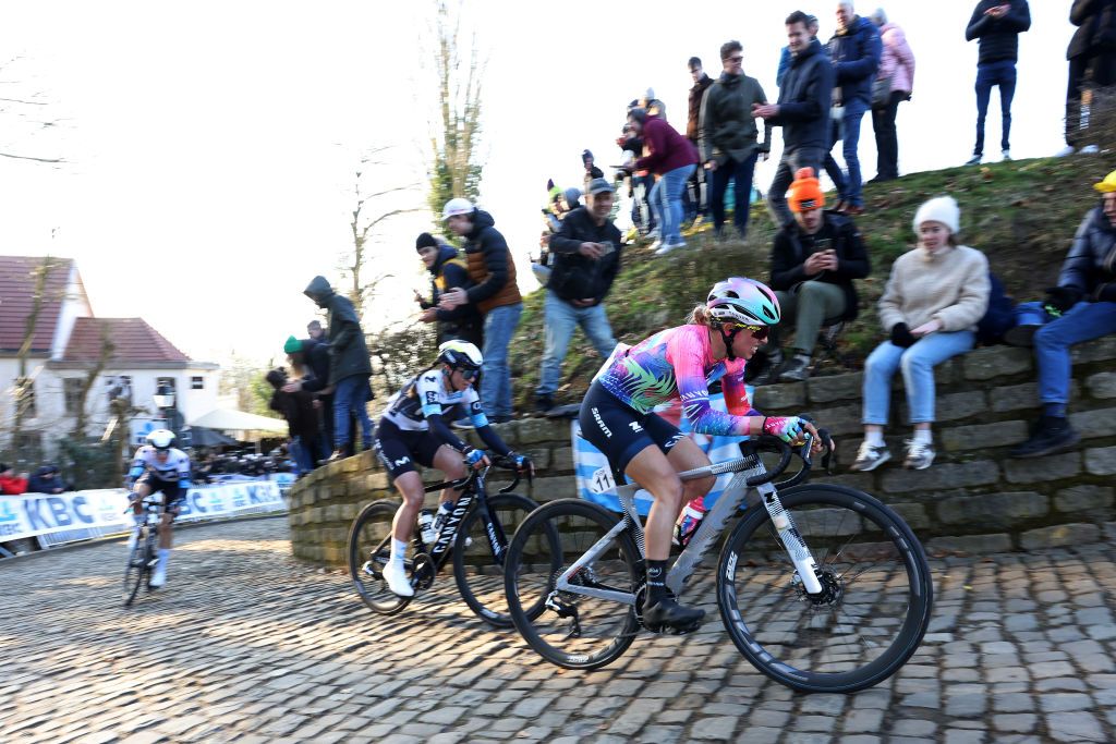 2025 Omloop Het Nieuwsblad: Kasia Niewiadoma during the race