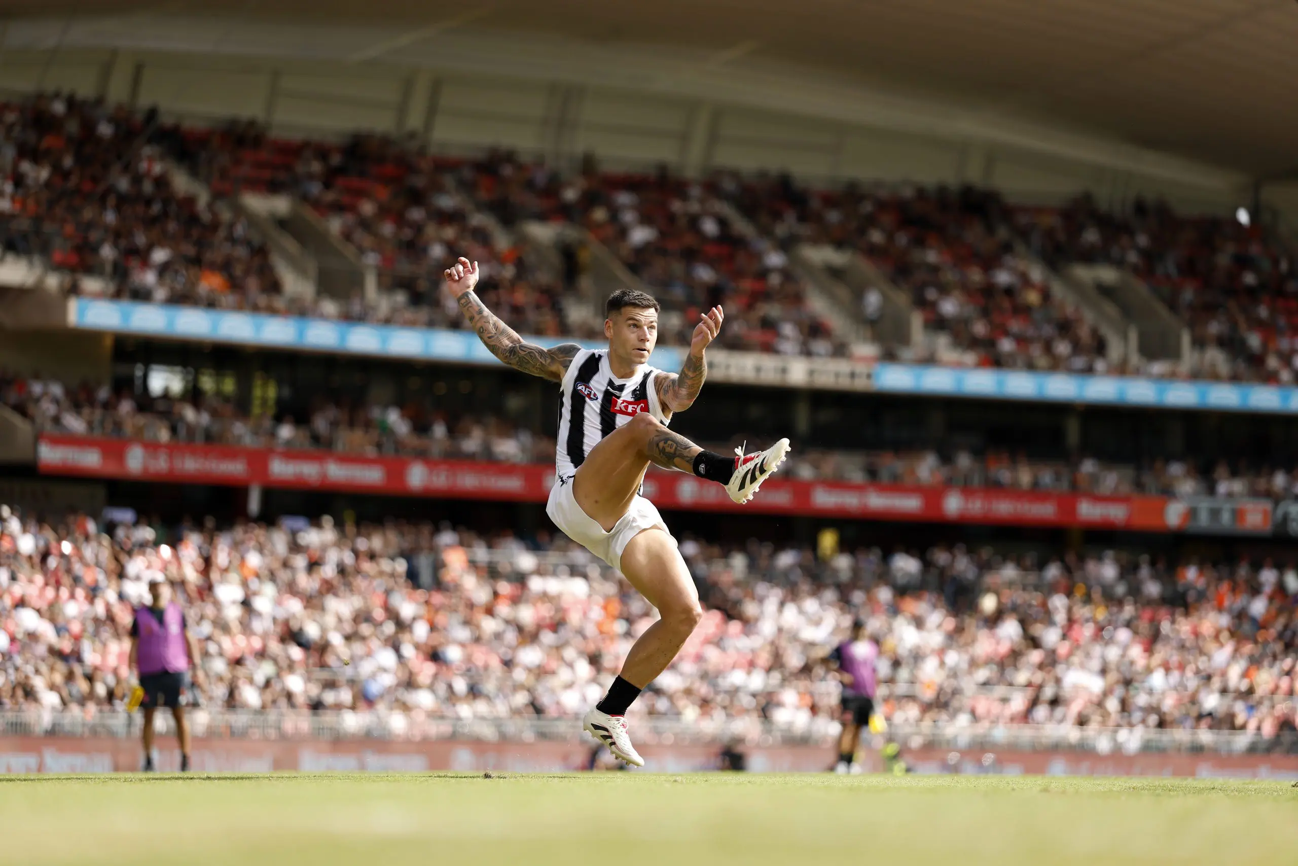 SYDNEY, AUSTRALIA - MARCH 09: Jamie Elliott of the Magpies kick a goal during the AFL Opening Round match between Greater Western Sydney Giants and Collingwood Magpies at ENGIE Stadium, on March 09, 2025, in Sydney, Australia. (Photo by Darrian Traynor/Getty Images)