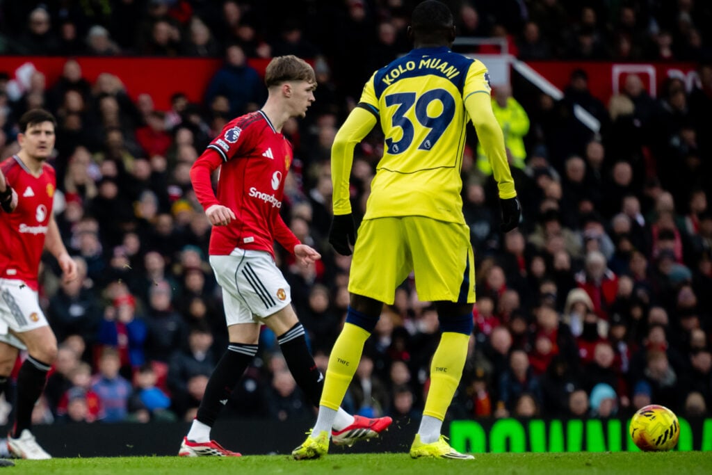Tyler Fletcher plays pass for Manchester United.