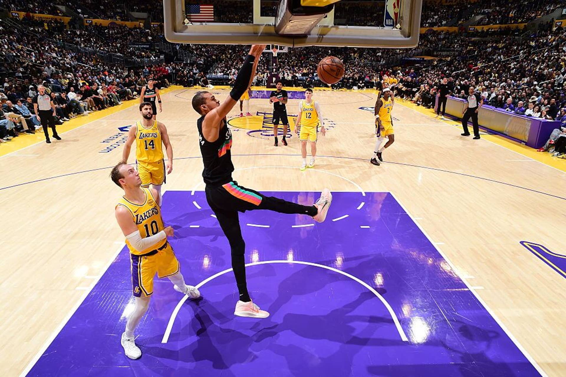 Victor Wembanyama dunks the ball against the Lakers.