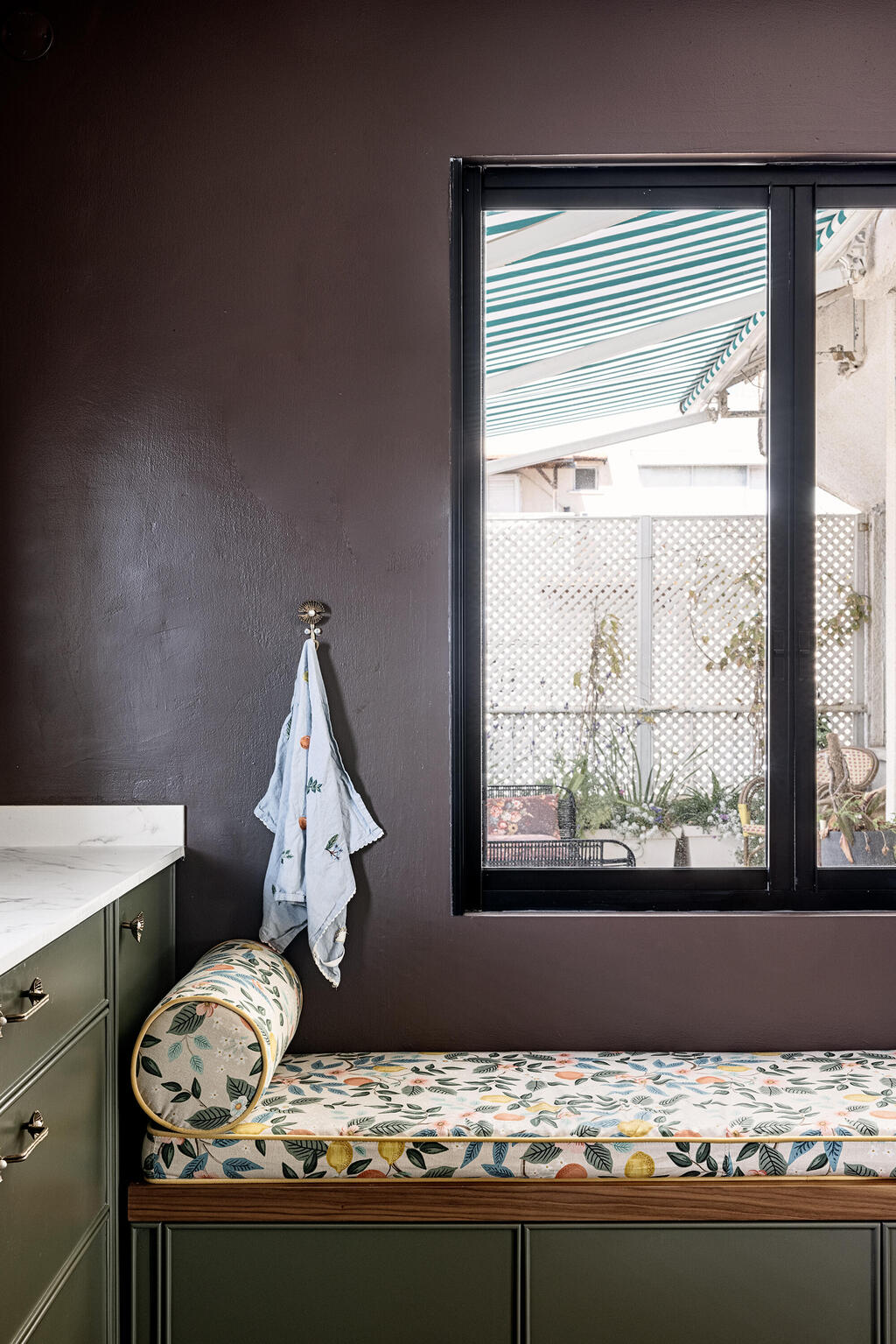 The home becomes a warm retreat in earthy tones (Photo: Itay Benit) הבית הופך למערה חמימה, עיצוב: ורד בונפיליולי