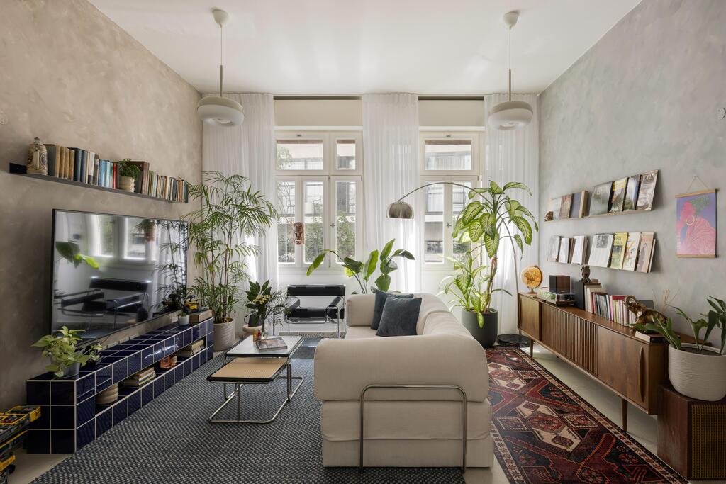 Stainless steel paired with warm tones softens the overall look (Photo: Merav Felberg) פלדת אל חלד תוספת את מקומו של הברזל הצבוע. עיצוב: אביב וקסלר