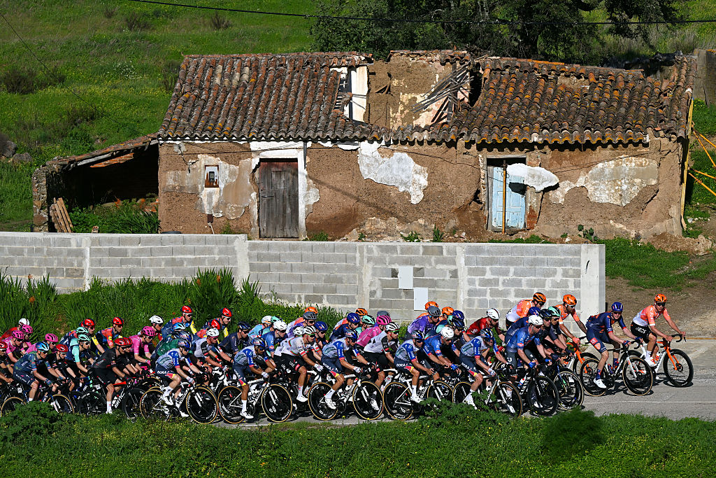 FOIA, PORTUGAL - FEBRUARY 19: A general view of the peloton competing during the 52nd Volta ao Algarve em Bicicleta 2026, Stage 2 a 183.5km stage from Portimao to Foia (Monchique) 882m on February 19, 2026 in Foia, Portugal. (Photo by Dario Belingheri/Getty Images)