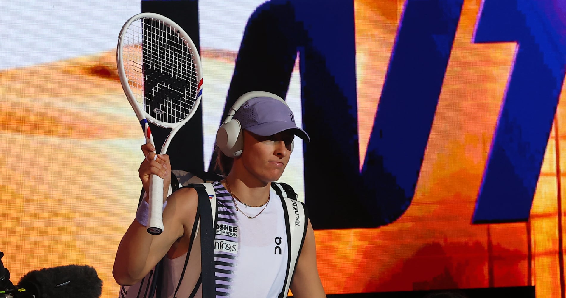 Dubai organizers urge WTA to dock points after Swiatek, Sabalenka pull out