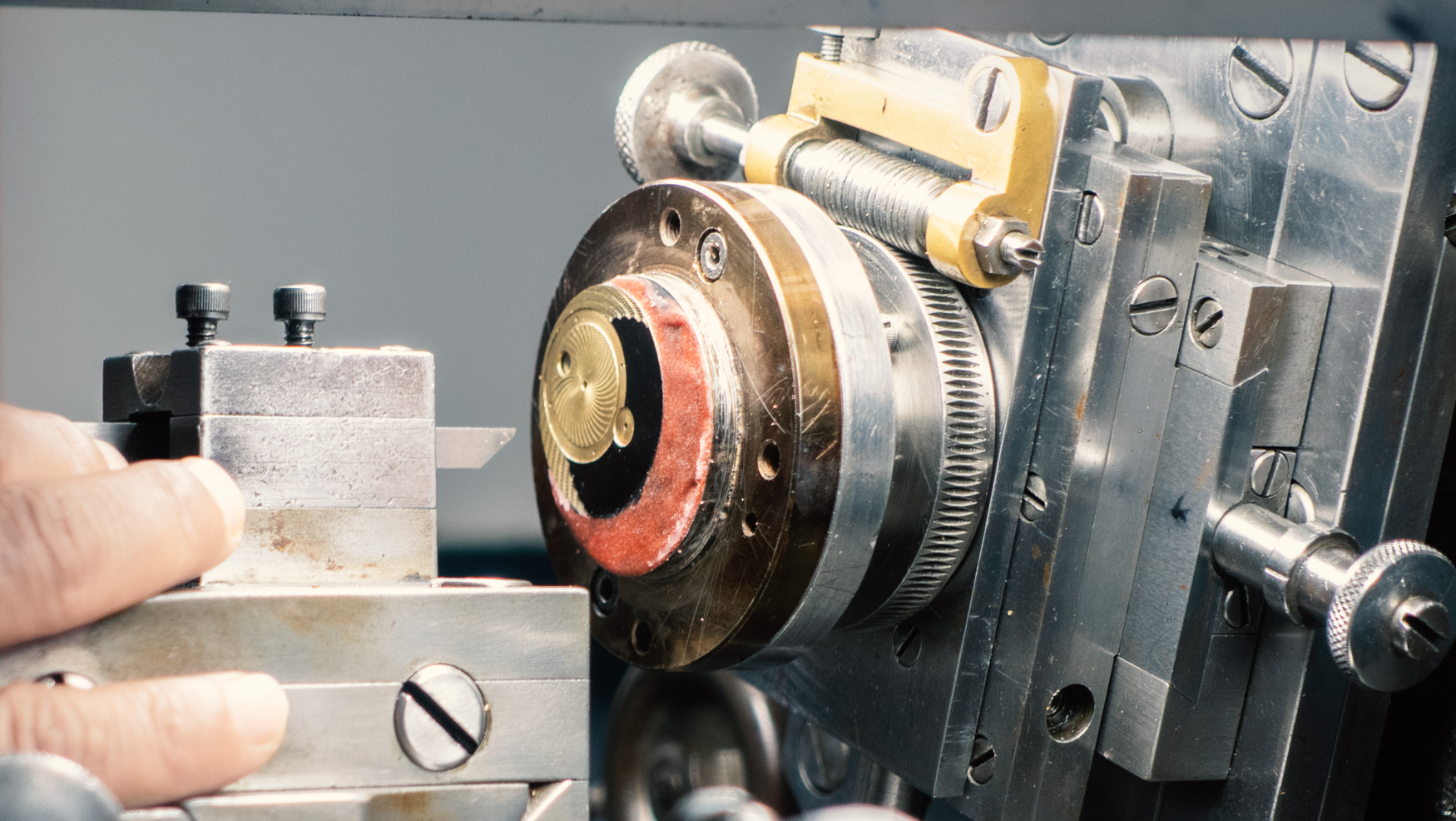 MeisterSinger Panthero Jumping Hour Guillochange Featured Image