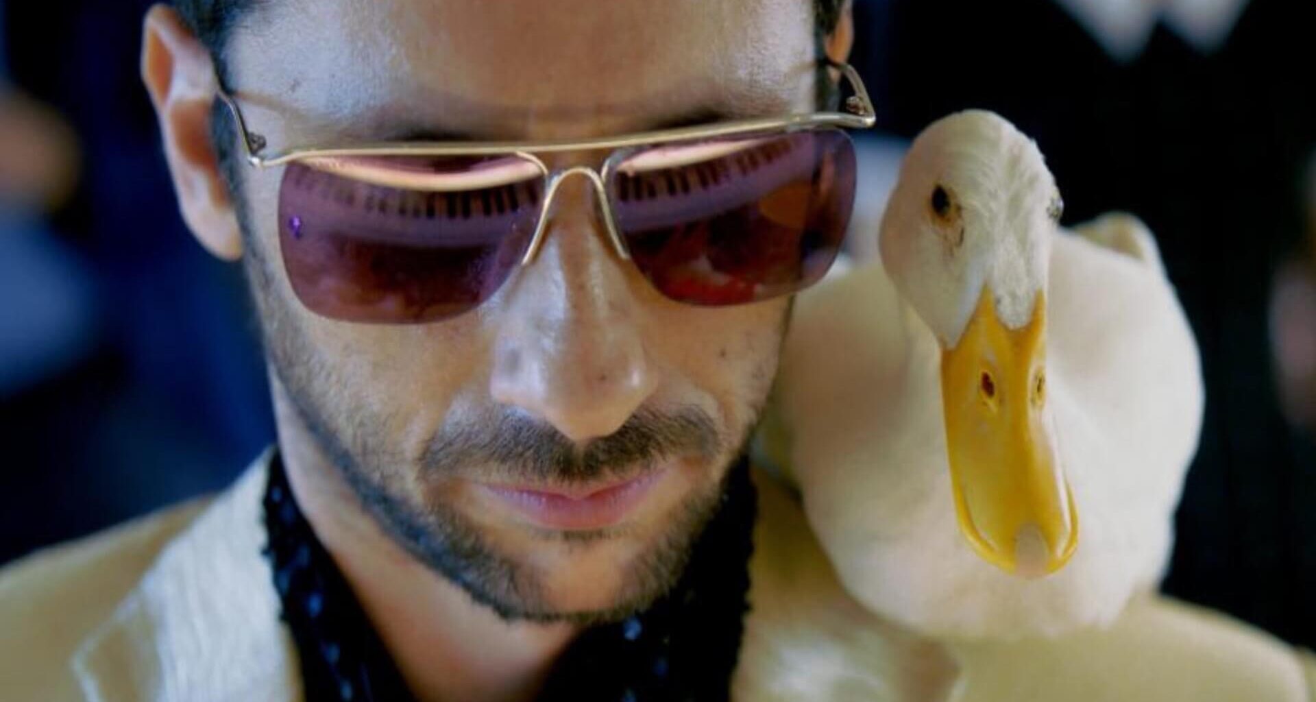 A comic writes an Israeli anthem, licks a boot in Yes trailer