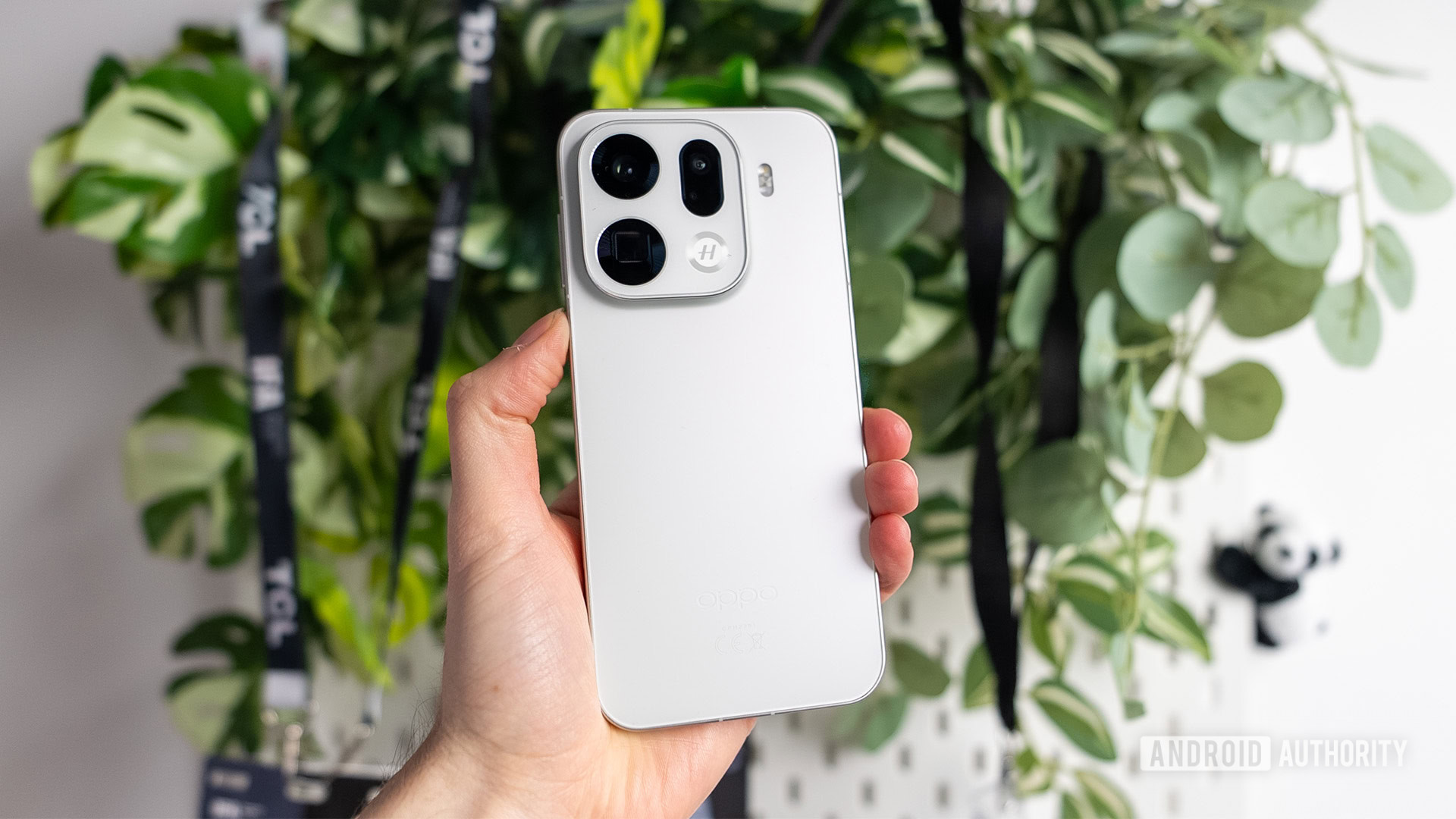 OPPO Find X9 Pro in hand OPPO Find X9 Pro in hand