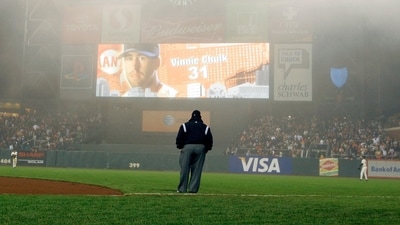 First base umpire Bruce Froemming looks at fog in center field at AT&T Park in the eighth inning of a baseball game between the San Francisco Giants and the Los Angeles Dodgers in San Francisco, April 6, 2007. (AP)