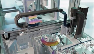 With the e-skin soft ESD, igus is launching an abrasion-resistant and dissipative energy chain for cleanrooms that ensures greater safety in chip and battery production. Image: igus SE & Co. KG