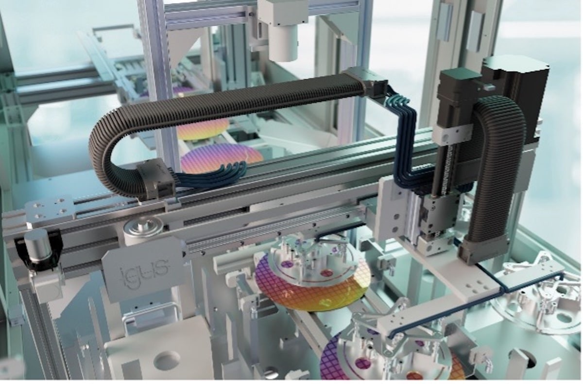 With the e-skin soft ESD, igus is launching an abrasion-resistant and dissipative energy chain for cleanrooms that ensures greater safety in chip and battery production. Image: igus SE & Co. KG