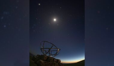 Photographer Captures Six Planets Twinkling in the Night Sky in Rare Alignment