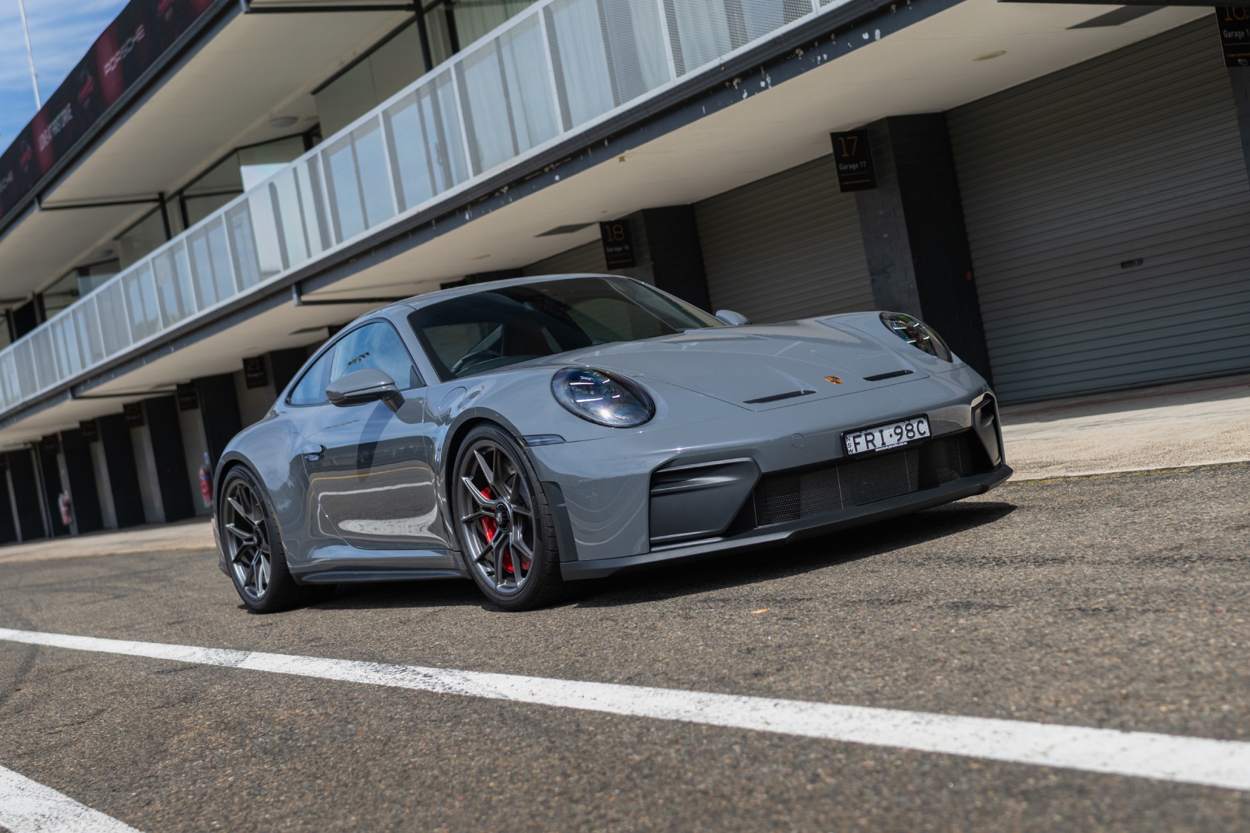 Porsche 911 GT3 Touring pit lane