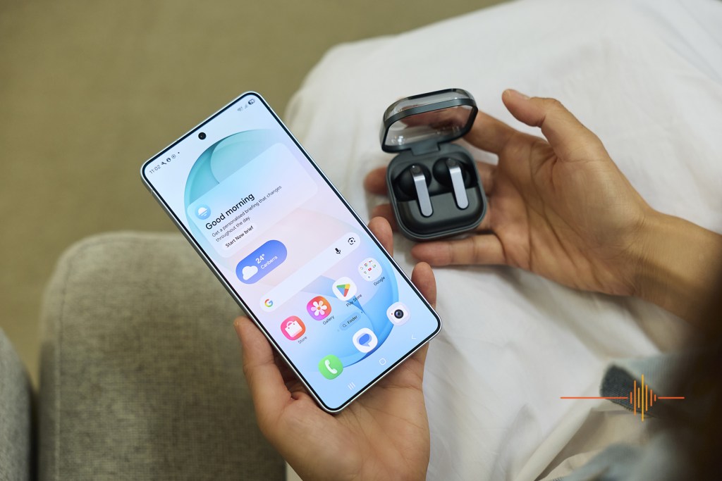 Samsung Galaxy S26 Ultra and Buds4 Pro in Black