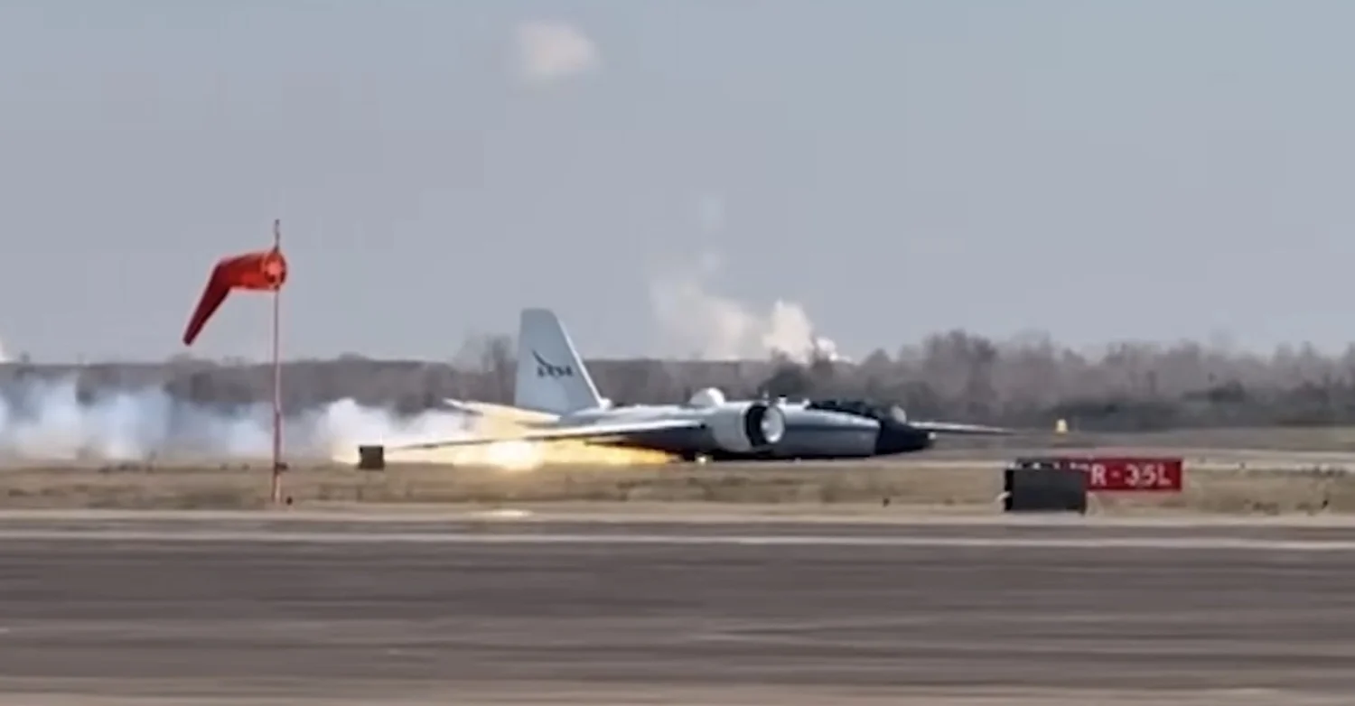 NASA Pilot Pulls Off the Smoothest No Wheels, No Brakes Landing You’ll Ever See — GeekTyrant