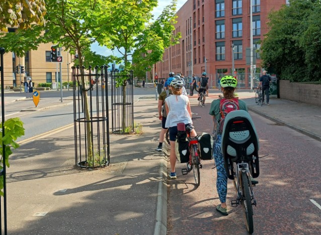 Cyclists outnumbering drivers at rush hour on busy Glasgow road, as campaigners hail “colossal” impact of safe cycle lanes - Cycling News | Bike Reviews