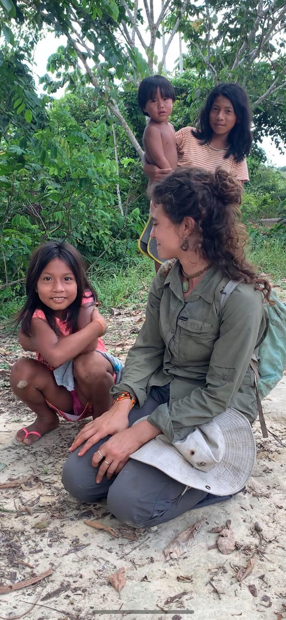Hadar with girls from the Mayoruna tribe (Photo: Guy Steinbruch) הדר עם בנות שבט המירונה
