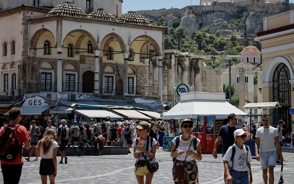 Fewer nights, less spending | eKathimerini.com