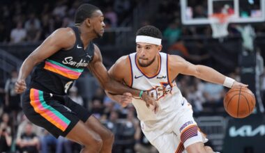 Suns' Devin Booker exits vs. Spurs with right hip soreness