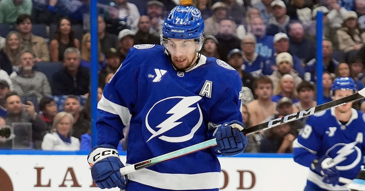 Tampa Bay Lightning, Team Canada forward Anthony Cirelli leaves with injury against Bruins