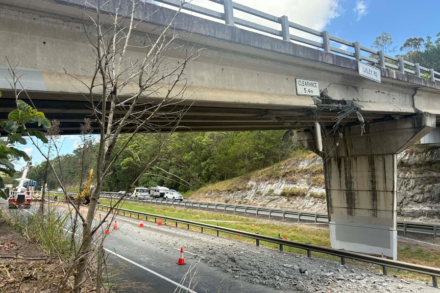 Bruce Highway blocked after excavator strikes bridge on Sunshine Coast