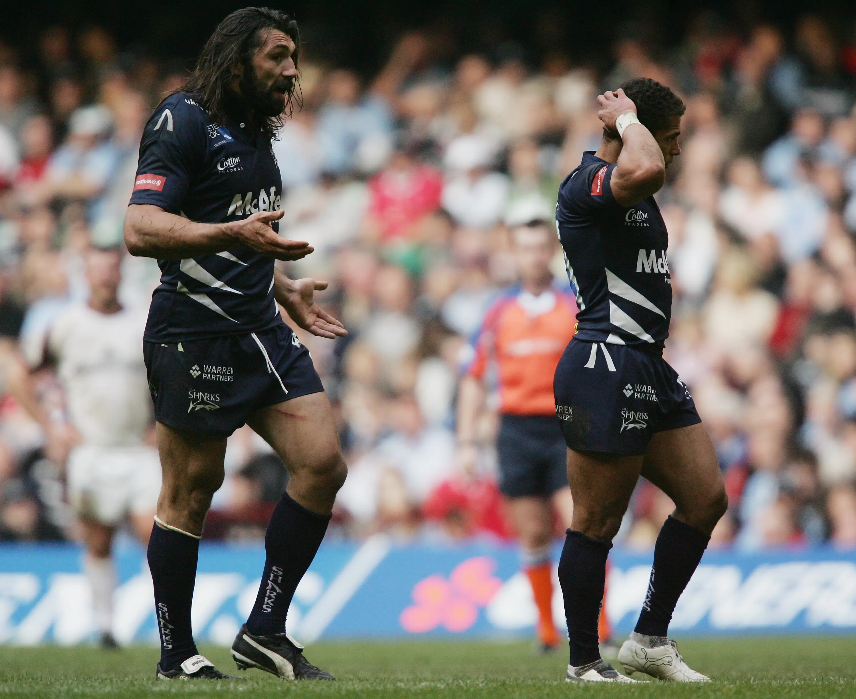 Sebastien Chabal (L) of Sale has a disagreement with his captain, Jason Robinson during the EDF Energy Cup Semi Final match between Leicester Tigers and Sale Sharks (Getty Images)
