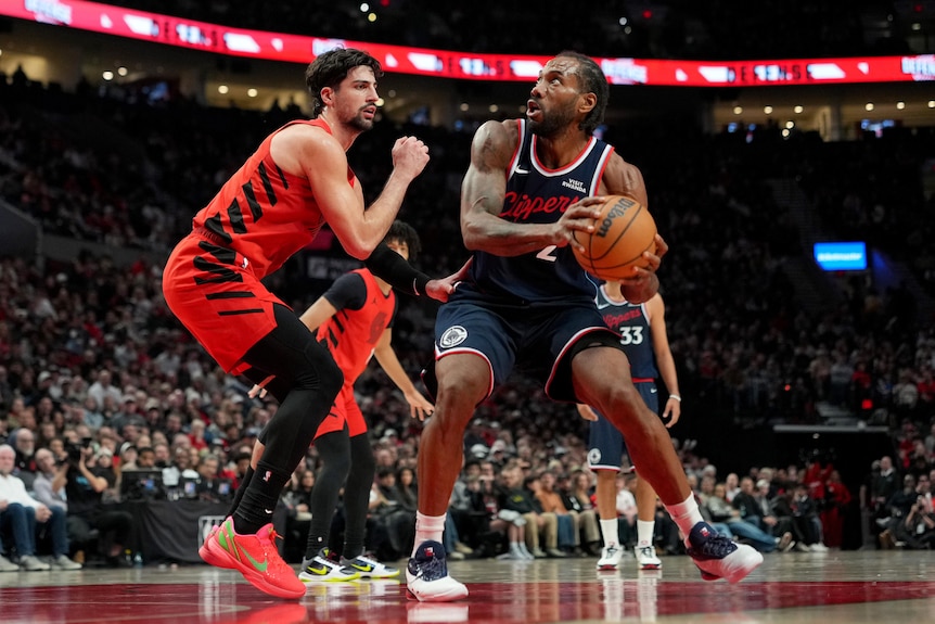 Deni Avdija defends Kawhi Leonard