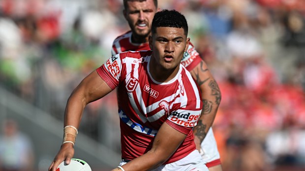 Isaiya Katoa in action for the Dolphins.