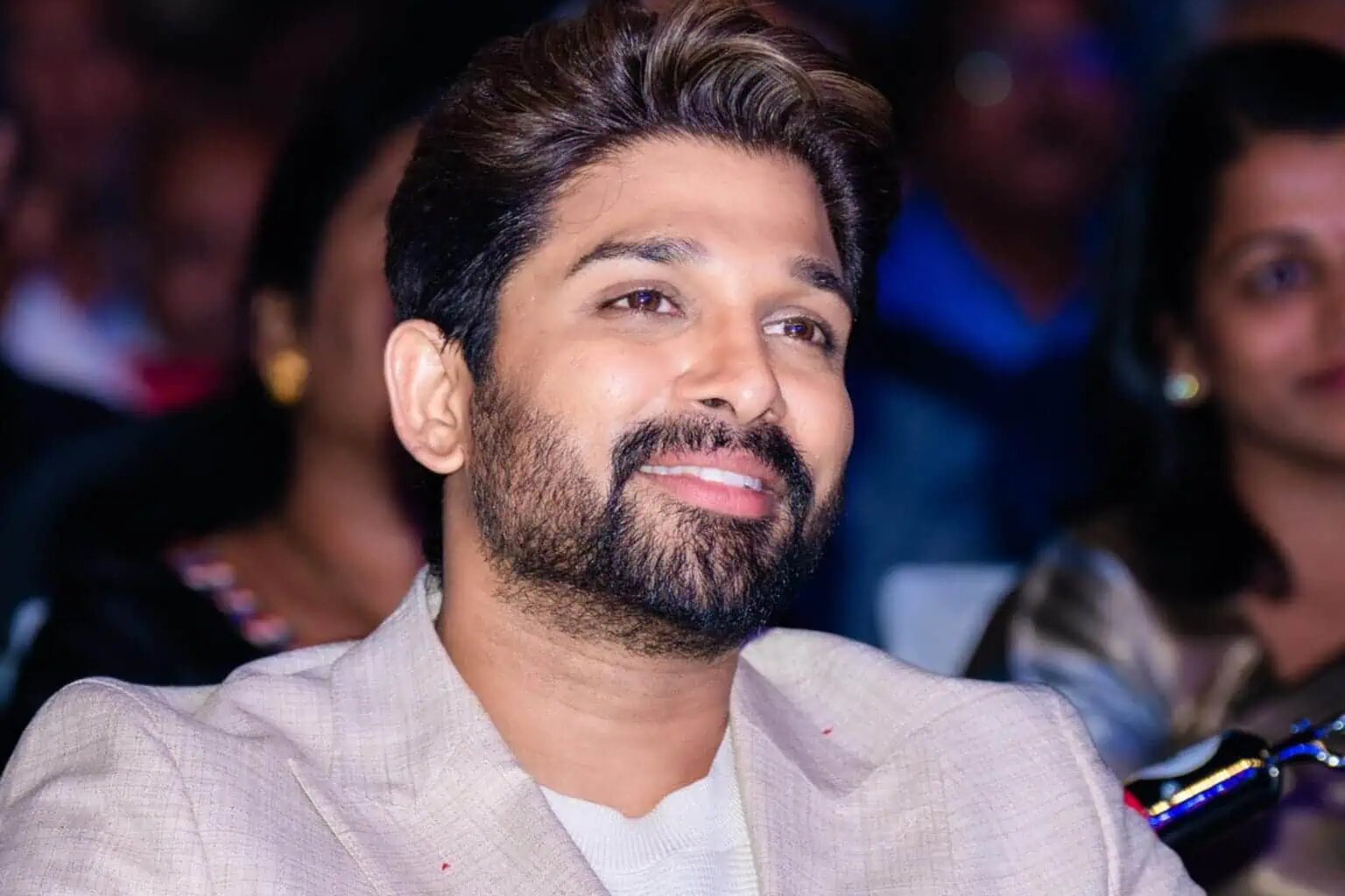 Allu Arjun Flaunting Fans Associations Publicly: Terrible Idea!