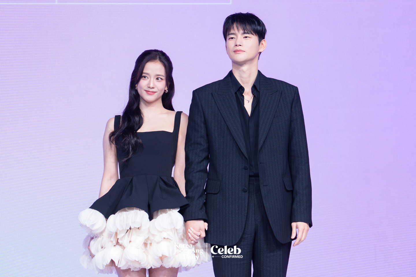 Actors Jisoo and Seo In-guk pose for a photo during a press conference for the Netflix original series “Boyfriend on Demand” at the JW Marriott Dongdaemun Square Seoul in central Seoul on Feb. 26. [DANIELA GONZALEZ PEREZ]