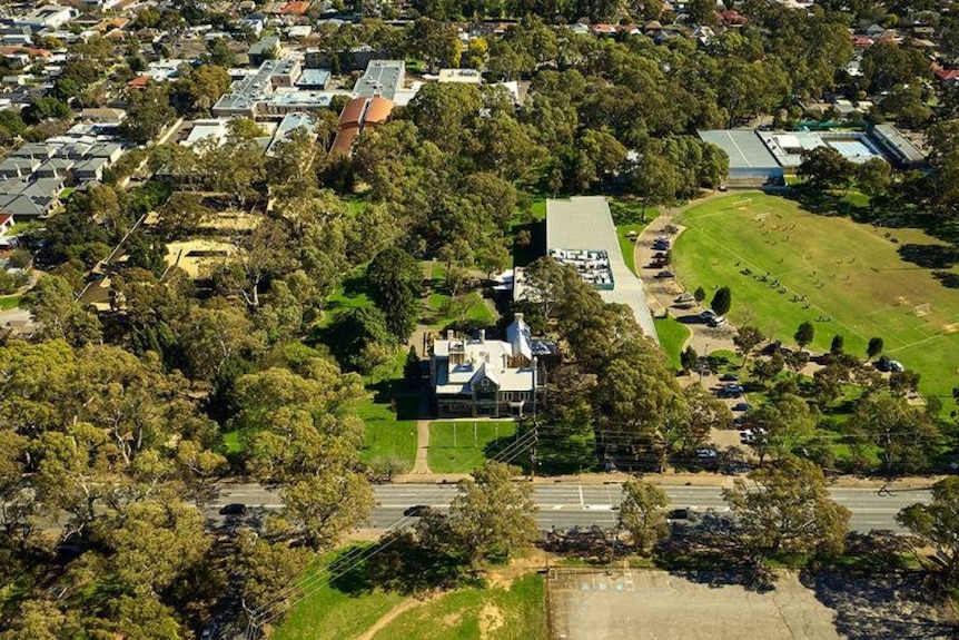 Land with an old mansion, other buildings and an oval