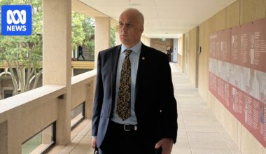 Mackay MP Nigel Dalton crosses the floor to oppose LNP ban on abortion debate